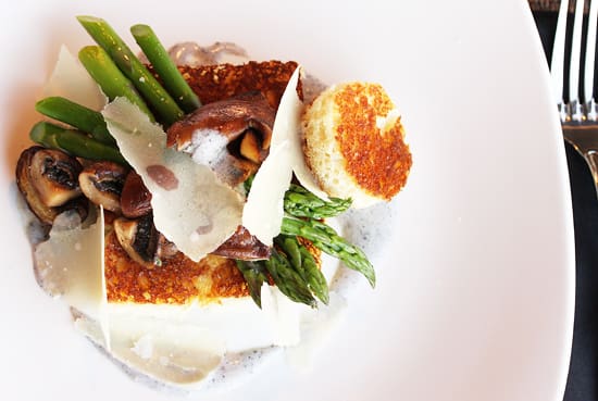 A plate of food with asparagus, mushrooms and other ingredients.