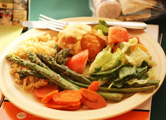 A plate of food with vegetables on it