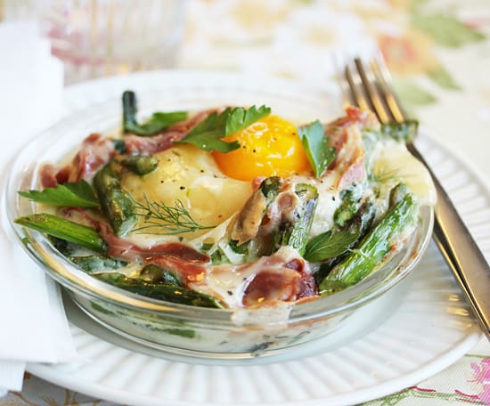 A bowl of food on top of a plate.