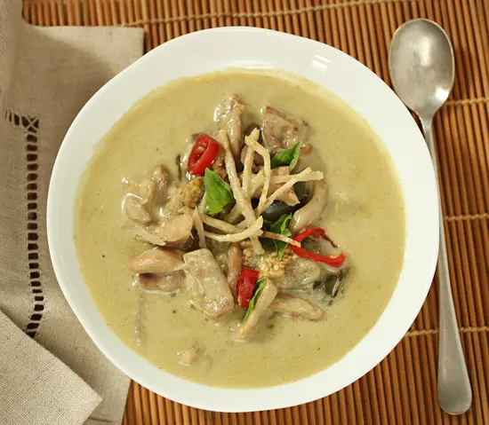 A bowl of soup with noodles and vegetables.