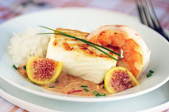 A plate of food with shrimp and fish.