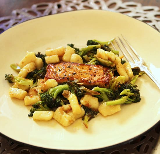 A plate of food with broccoli and meat on it.