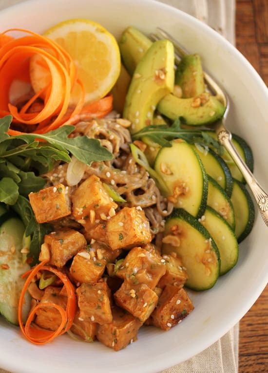 A bowl of food with vegetables and meat.